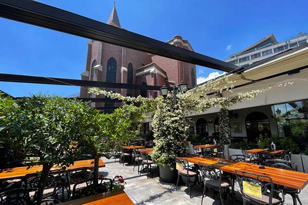 رستوران ایرانی ریحون در میدان تکسیم استانبول